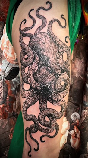 Lily wanted a large octopus on her thigh - one of my favourite things to tattoo! This took about 6 hours total, I freehanded the drawing which took about 2 hours, then the rest of the day session was spent tattooing. Thanks for sitting so well Lily 🌞🖤 #tattoo #tattooart #blackworktattoo #freehandtattoo