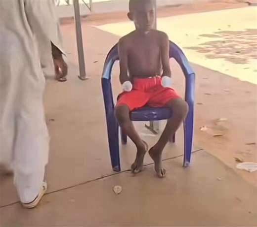 C’est tellement stupide et cruel de couper la main d’un voleur. Une main, c’est un million de fois plus précieux que l’objet volé.Avec tes mains, tu peux réparer ton erreur un million de fois. Tu peux faire un million de bonnes actions pour la société entière.On te rend handicapé à vie pour un téléphone, un sac de riz ou un morceau de pain volé à 12 ans et c’est tellement injuste car c’est appliqué uniquement sur les pauvres, comme s’ils n’étaient pas déjà assez malmenés par la vie.Une main, c’e