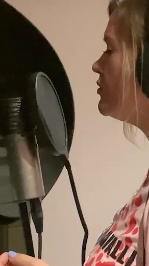 Studio magic by @tetedelacourse and @mandyjonesmusic with their latest Traxsource exclusive release ‘True’! Out via @dropdancesociety 🔥🎶 Can you feel the soul? Grab it now with our link in bio 🔗 #traxsource #housemusic | Traxsource