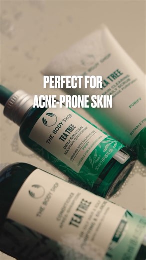 Infused with Community Fair Trade tea tree oil, this skincare range works overtime to give your skin the purifying boost it deserves! 🫶🏻 #thebodyshop #thebodyshoppakistan #ThisIsTeaTree #ThisIsBlemishBusting #ThisIsMySkin #BlemishedSkin #Acneproneskin #teatree #Faceuptounpredictableskin | The Body Shop