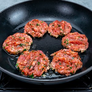 Reteta "furata" dintr-un restaurant turcesc. Iata cum gatesti tocatura pentru cina Ingrediente: carne tocată: 1 kg sare: 5 g piper negru: 5 g fulgi de ardei iute: 5 g boia de ardei dulce: 5 g chimen: 5 g coriandru: 5 g usturoi: 5 g pătrunjel: 50 g ceapă: 1 buc LA FOC MEDIU: 10 MIN ceapă roșie: 1 buc ceapă: 1 buc ardei iute: 2 buc mix de ardei mini: 120 g roșii: 2 buc roșii: 1 buc ardei iute: 1 buc boia de ardei iute: 10 g fulgi de ardei iute: 5 g apă: 20 ml oțet: 20 ml sare: 3 g maioneză: 20 g i