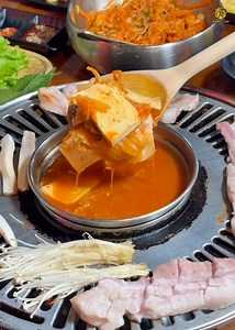 1M views · 19K reactions | ဒီဆိုင်ကတော့ ကြိုက်ပြီဟေ့...ချိစ့်တွေနဲ့...