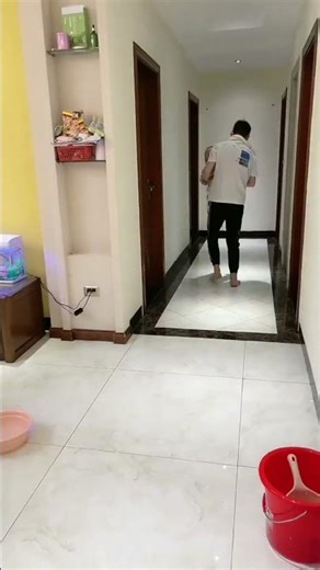 How the triplets' Dady is teaching the triplet sisters good habits？