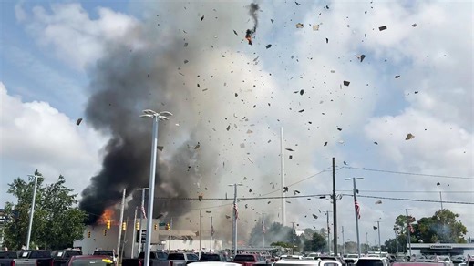 Car slams into building, causing large gas explosion; see the dramatic scene