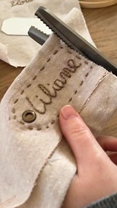 DIY étiquettes brodées ✨ pour les cadeaux ou la table de Noël ! Tu peux même faire ça sur du papier cartonné 😍 Tu vas essayer ? #diy #etiquette #noël #diynoel #emballagespersonnalisés | Stacey Stachetti