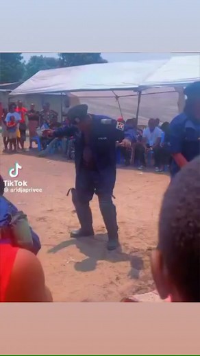 La police danse une chanson interdite par la commission de censure, en plus pendant les funérai!lles! 👀👀🚣🏽🚣🏽🚣🏽🚣🏽 | Les stars congolaises-DRC