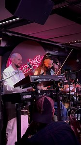 ✨ JAZZ SUR SEINE ✨ 🎶 Monsieur Mâlâ @monsieurmalagram 📍au Baiser Salé @lebaisersale Nous avons adoré le concert de Monsieur Mâlâ ! Un véritable voyage musical, alliant virtuosité et émotion, captivant le public avec des sonorités jazz uniques et une énergie débordante sur scène. 🌟 | Paris Jazz Club