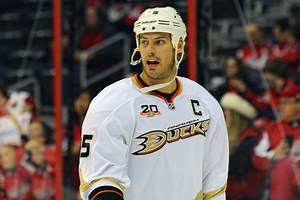 Ducks captain Ryan Getzlaf 5-holes himself for nasty goal vs. Canucks
