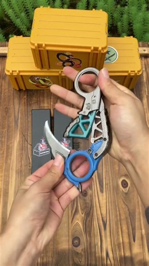 Which one do you like?#apex #heirloom #octane #wingman #bloodhound #wraithheirloom