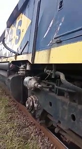 93K views · 1.4K reactions | VEJAM O ESTRAGO DO ACIDENTE NA LOCOMOTIVA DA MRS O resultado do estrago da locomotiva da MRS que foi surpreendida por uma carreta que não respeitou a prioridade do trem em uma passagem de nível. Os danos ficaram concentrados nos "pega-mãos", cilindros de freios e estrutura da máquina. O acidente aconteceu em Pinheiral RJ e não deixou feridos. #acidentemrs #mrs #trem #acidentedetrem #traincrash | Paparazzi Ferroviário | Facebook