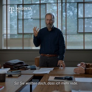 Der gerissene Anwalt wird zum zynischen Englisch-Professor: 👨🏼🏫 „Better Call Saul“-Star Bob Odenkirk rutscht in der Titelrolle in eine waschechte Midlife-Crisis. 🫤 Die Dramedy-Serie mit viel trockenem Humor gibt es ab sofort nur in der #Megathek. 👀 #MagentaTV #Streamingtipps | MagentaTV