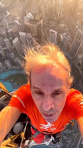 Ce tenir au sommet du Burj khalifa 828m et plus haut building du monde aprés 9h d.ascension et une recompense incroyable . Encore plus à 61ans , pas de vent au sommet et un couché de soleil sur la mer qui était fascinant . Plus d.une heure la haut émerveillé par ce spectacle. #climbinginspiration #challenge #escalade #climbing #burjkhalifadubai | Alain Robert