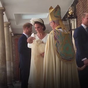 Kate Middleton was beaming when she arrived with Prince Louis. ♥️♥️♥️ See more photos here: http://mrie.cl/UO7KtPj | Marie Claire