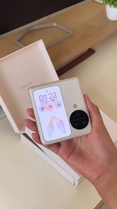 #OPPO Find N3 Flip, cuenta con cámara frontal de 32MP y triple cámara trasera de 50 MP 32 MP 48MP, captura cada detalle con precisión.📸📱 256GB de almacenamiento, este smartphone ofrece un rendimiento excepcional. 😎 Batería de 4300mAh con carga rápida de 44 W asegura que estés siempre listo para seguir adelante.🔋 Incluye funda protectora para mantener tu dispositivo seguro y elegante.😍🎁 *Disponible en color Dorado y Negro. 📲Solicitá en www.tupi.com.py🛒 Desde donde estés🧑‍💻 | TUPI Electr