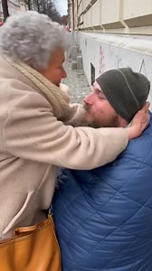 "Ich rieche nach der Straße." 💔 ​Es war ein eiskalter Tag auf dem Kopfsteinpflaster. Er war fest in seinen Schlafsack eingewickelt und versuchte, in der Mauer zu verschwinden – daran gewöhnt, unsichtbar zu sein, daran gewöhnt, dass die Leute wegschauen. ​Aber sie schaute nicht weg. Sie blieb stehen. Sie kniete sich hin. ​Als diese elegante, ältere Dame ihre Hand ausstreckte, um sein Gesicht zu halten, überkam den Mann eine plötzliche Welle der Scham. Er versuchte, sie zu warnen. Er versuchte, s