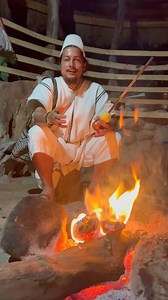 El fuego dentro de las casas arhuacas no solo sirve como fuente de calor y para cocinar, sino que también representa una conexión profunda con su conocimiento ancestral y actúa como símbolo de armonía en su comunidad. La importancia cultural del fuego va más allá de lo práctico, siendo una fuente de unión y sabiduría para los Arhuacos. Gracias a Rafael José Mindiola Romo por permitirnos entrar en su hogar #caminos #PueblosOriginarios #sierranevadadesantamarta | Maku Duran