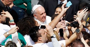 Pope Poses For 'Selfies' After Off-The-Cuff Palm Sunday Homily