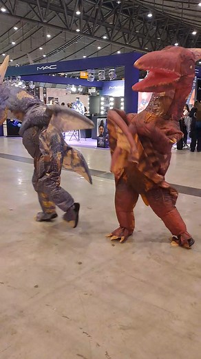 #ThrowbackThursday ... von wegen ausgestorben 🤪....Dinos 🦖🥳 VOLL am LEBEN! #comicconstuttgart #cosplay #convention #comiccon #stuttgart #xmas2024 #Cosplays #CCon | CCON Comic Con Stuttgart