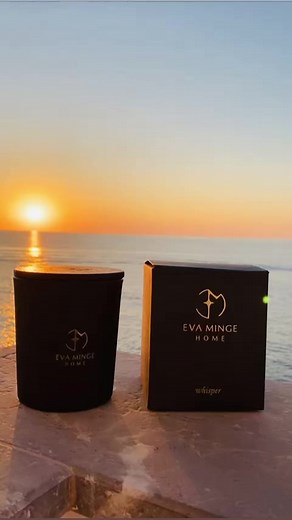 Świeca „Whisper” EVA MINGE HOME to wyrafinowany kwiatowo- karmelowy zapach z nutą zamszu oraz dodatkiem szafranu. W nutach serca znajdą Państwo czekoladę i drewno sandałowe natomiast w nutach bazy egzotyczne egipskie piżmo. Zapach ten został stworzony przez jednego z najlepszych polskich perfumiarzy - Piotra Czarneckiego laureata międzynarodowych nagród. Zapach ten przywołuje klimat orientu przenosząc Cię w miejsca egzotyczne przepełnione intensywną mieszanką najbardziej zmysłowych nut zapachowy