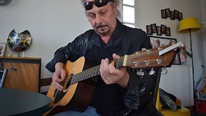 VIDEO. Johnny Dems, sa vie entre tapisserie et sosie de Johnny Hallyday