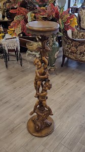 1750 lei Suport-piedestal decorativ, piesă de excepție cu îngerași, cu bază din lemn, sculptată manual în stil baroc/rococo, care prezintă doi îngerași "Putti". Dimensiune 29.5/106 cm Cod produs piedestal1750 Transportul este gratuit. | Art Deco Arad