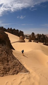 تين أكاشاكر بتمنراست 🇩🇿 : أكاشاكر هي نبتة كانت تنبت بوفرة في تلك المنطقة / تين : هي أداة تعريف المؤنث بالتارقية ( في حالة تعريف المذكر يقال إين) . 📍Tin akachakar ،Tamanrasset : It is the name of a plant that was abundant in that region, which is why the region was called by that name . . . 🎥 Copyright @islreztravels | Discover Algeria