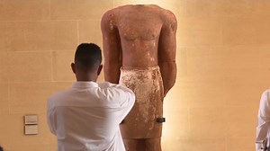 شاهد: عرض تمثال ملك عربي قديم في متحف اللوفر في باريس