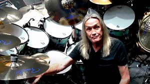 IRON MAIDEN's NICKO MCBRAIN Unveils New Drum Kit For 2022 Leg Of 'Legacy Of The Beast' Tour (Video)