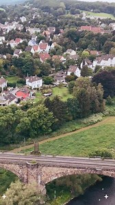 نهر الرور (Ruhr) الذي يمر بمدينة ويتن (Witten) في ألمانيا هو شريان حياة ينبض بالجمال الطبيعي والسحر الريفي. يعكس مياهه الهادئة ظلال الأشجار المتمايلة على ضفتيه، ويشكل لوحة طبيعية ساحرة. تحيط به غابات خضراء تزداد رونقًا في فصلي الربيع والصيف، حيث تتفتح الأزهار البرية على ضفافه، ويعكس النهر لون السماء الصافية. | المانيا. Deutschland