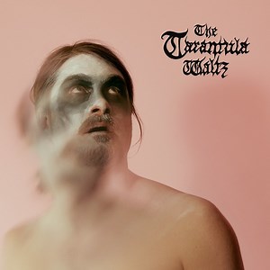 Idag släpps The Tarantula Waltz fantastiska och innerliga album Kallocain som redan fått fullpott av flera recensenter ⭐️⭐️⭐️ Lyssna här: https://lnk.to/Kallocain "Uttrycker hela det emotionella spektret bortom ord" - GAFFA "Ett öppenhjärtat och kärleksfullt album" - GP "För första gången är han helt och hållet på riktigt, med en skiva som helt saknar skyddsnät" - Nöjesguiden | Sony Music Sweden