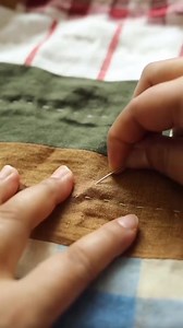 How to hide knots in hand quilting 🪡🌱 Video by conlun_handmade #sewingtutorial #diyproject #patchwork #quilted #sewingproject #patchworkbag #stitching #diyfashion #handsewn #handmadework #quiltedbag #stitchlover #sewingtips #diybag | Jennifer