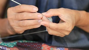 Nahaufnahme von Händen einer älteren Frau: Stockvideos & Filmmaterial (100 % lizenzfrei) 34158244 | Shutterstock