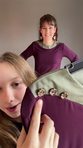 J'ai regarni la boutique en ligne de quelques tops Hanni en merlot, cette fois avec une bande contrastante kaki! 👀 P.S. Alice nous confirme que le tissu est super doux! 🤩 Le voici → https://www.creationsencore.com/collections/nouvelle-collection/products/top-hanni?variant=44034260107517 | Creations Encore