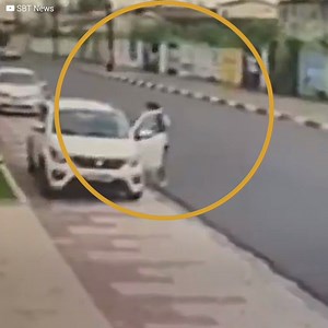 Une jeune fille était en train de ranger le siège arrière de sa voiture. À ce moment-là, deux individus à moto sont arrivés. Ils avaient l’intention de lui voler son sac. Mais ils ont reçu une énorme surprise lorsqu’un conducteur inattendu… Les a fait fuir en leur fonçant droit sur eux en voiture. | Jeux d'enfants