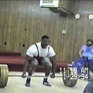Ronnie Coleman bei seinem ersten Powerlifting Contest! Damals schon heftig. Auch wenn er heute erhebliche gesundheitliche Einschränkungen hat, ist seine leistung schon krass anzusehen. | Mischa Janiec