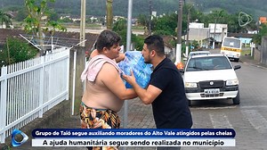 9.4K views · 460 reactions | Muitos voluntários, que também foram atingidos pelas cheias seguidas que assolaram Taió, estão ajudando a separar, carregar, descarregar e entregar donativos às cidades vizinhas. O movimento tomou uma proporção enorme, e seu lema é: "Ninguém vai ficar pra trás". | Rede Web TV - RWTV | Facebook
