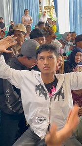 Un hombre no pudo soportar escuchar la canción del bambú negro (bambung hideung) e inmediatamente cayó en trance #fypviralシ #reels #terbangan #viral #digitalart #AI | Riki Rizal