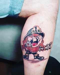 Tasmanian Devil #Tattoo #marirocks #picoftheday #tattoohütte #pegasus #pegasuspro #tattooidea #tattoomagazin #tattooartist #inked #realistictattoo #realistic #ostalbtattoo #spraitbach #blackandgrey #rocknroll #cartoon #tasmaniandevil #firefighter #colored #comic | Tattoohütte