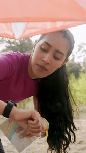 femme faisant un drapeau de point : vidéo de stock (100 % libre de droit) 3680844821 | Shutterstock