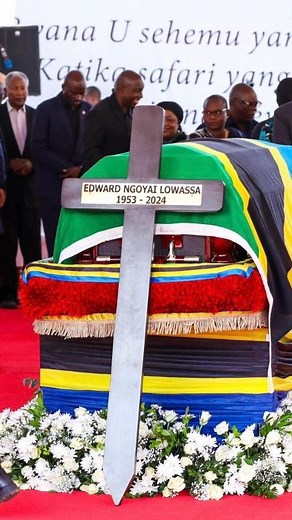 "Kitendo alichofanya Lowassa cha kujiuzulu kilikuwa cha kishujaa" - Viongozi mbalimbali wa serikali pamoja na wananchi wamejitokeza kuaga mwili wa Waziri Mkuu Mstaafu, Hayati Edward Lowassa katika Kijiji cha Ngarash wilayani Monduli. - Hayati Edward Lowassa anatarajiwa kuzikwa kesho nyumbani kwake wilayani Monduli, Kaskazini Mwa Tanzania. - Mwanasiasa huyo alifariki dunia Jumamosi iliyopita katika Taasisi ya Moyo Jakaya Kikwete iliyopo jijini Dar es Salaam alipokuwa akipatiwa matibabu. - - - #bb