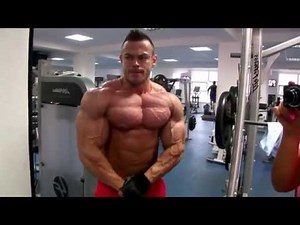 Destination Madrid : Posing between sets , 4 days out Arnold Classic Europe Junior
