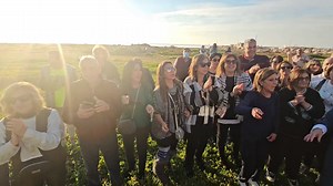 هيك كانت النهاية... الفلاديميريون على شواطيء طرطوس يكتبون ختام رحلة النجاح والفرح بمدلي ميلادي نابع من قلب فرحهم... ما بتحلى الرحلات غير مع فلاديمير... #vladimirtravel #newyearseve2024 #lebanontourism #راس_السنة #newyear #lebanon #Syrie #tartous #tartus #medley | Vladimir Travel