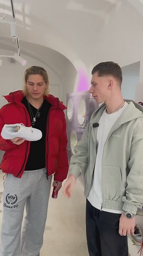 Was stimmt mit dem Schuh nicht? #sneaker #sneakerhead #airforce #airforce1 #sneakertrends #nikesneakers | Stefan Grubmüller