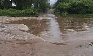 Desbordan lluvias ríos y arroyos en la Tierra Caliente de Guerrero