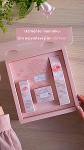 101 reactions | Už v neděli 11. 5. slaví všechny maminky.  Poděkujme těm, které nás naučily lásce, péči i odvaze snít. Potěšte maminku tím nejvoňavějším dárkem z přírody – a nezapomeňte ji obejmout. ❤️  Objevte voňavé dárky plné radosti a něhy, které zaručeně potěší. | Manufaktura | Facebook