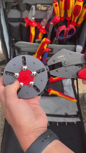 🇺🇸 Tired of lugging multiple crimping pliers? Take the KNIPEX MultiCrimp® (97 33 02). The MultiCrimp manages the most common crimping applications - in just one tool. Thanks to the round magazine, the interchangeable crimping dies are safely stored. Looking for the right crimping tool for your application? Just try the new KNIPEX app with built-in KNIPEXplorer. It's sure to help you find exactly the right KNIPEX product. Thank you for the video, @rdaviselectrical ! ~~~ 🇩🇪 Nervt Euch, dass Ih