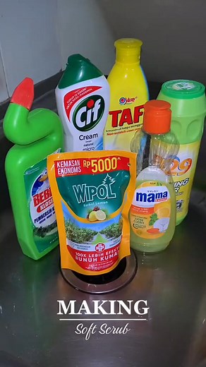 Let’s make homemade soft scrub, mixed mostly my pine and lemon product 🌲🍋, smelled so good 🫶🏻🫶🏻 #cleantok #clean | Joyce Molino
