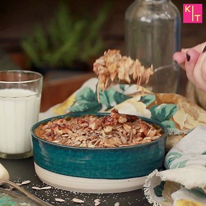 319K views · 223 reactions | Det är himla gott att baka sin frukostgröt i ugnen. Här smaksätter vi med goda pepparkakskryddor, riven morot och lite russin för sötma. Pricken över i blir de krispiga nötterna på toppen! Detaljerat recept -> https://on.kit.se/1kJ | KIT Mat | Facebook