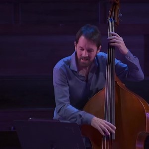 🌙 ¡Feliz año! A ritmo de Bach y del jazz, damos paso al 2025. 🎶 En este fragmento el Moisés P. Sánchez Trío, nos ofrece una fusión de lo clásico con lo contemporáneo, en base a las quince invenciones. | Fundación Juan March