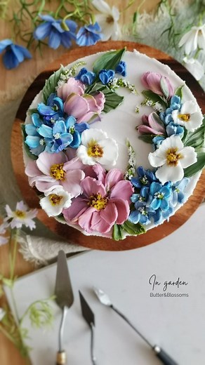 "In garden" Pink and blue are always simpler colour combination. 😍 Note* I just like this music, rhythm and mood, no matter I haven't known the meaning of the lyric. (hope it is in positive way🤣🤣🤣) Sometime just make it easy 😉 American buttercream used. #butterblossoms #buttercreamflowers #paintwithknife #cakeinspiration | Tanaporn Vilailaks
